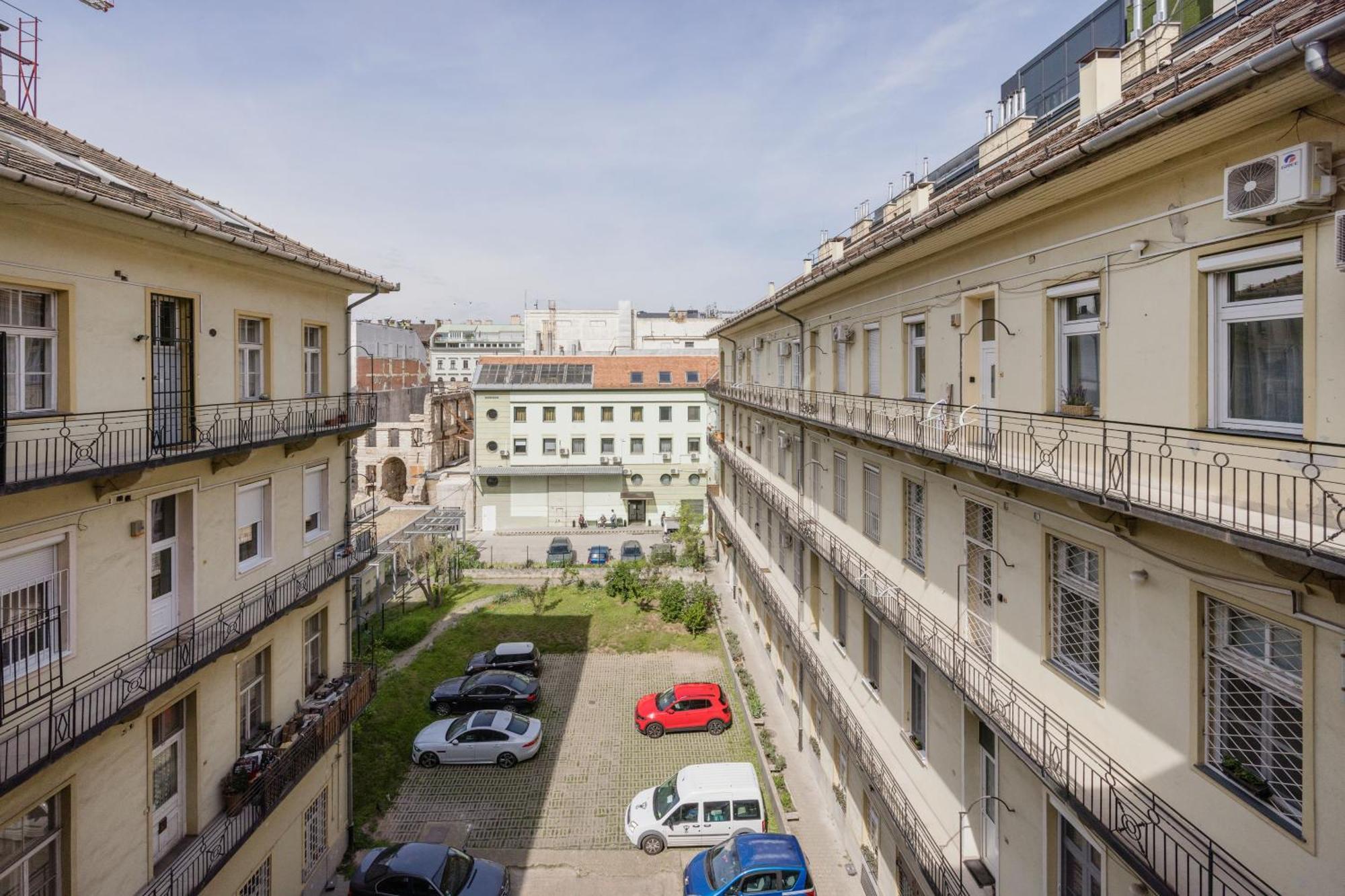 Апартаменти A Touch Of Provence And Pastels In The Centre Будапешт Екстер'єр фото